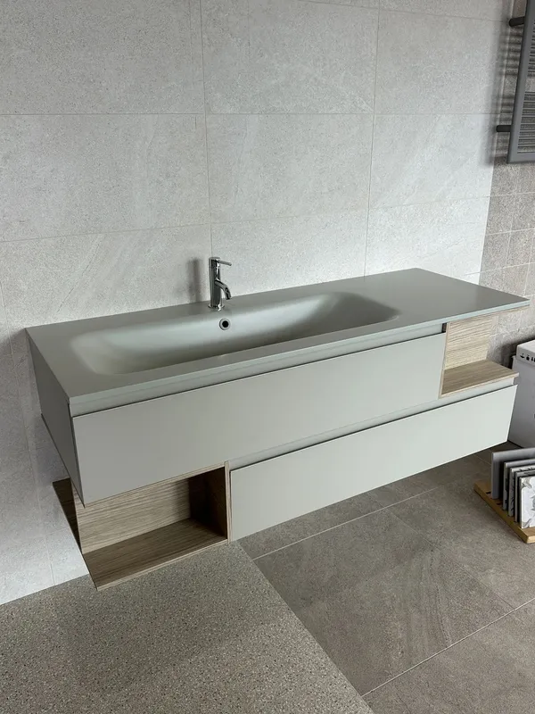 Offerta MOBILE DA ESPOSIZIONE. Mobile sospeso laccato grigio seta con lavabo integrato in mineralsolid colorato.