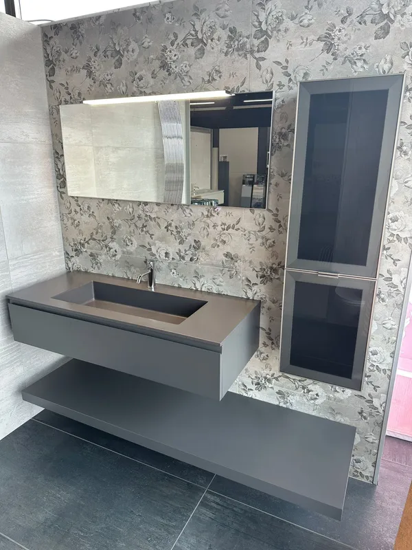 Offerta MOBILE DA ESPOSIZIONE. Mobile sospeso laccato grigio traffico con colonna in vetro.