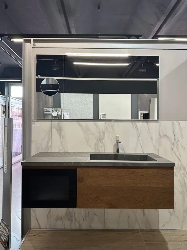 Offerta MOBILE DA ESPOSIZIONE. Mobile sospeso noce italiano con lavabo integrato e specchio led con ingranditore.